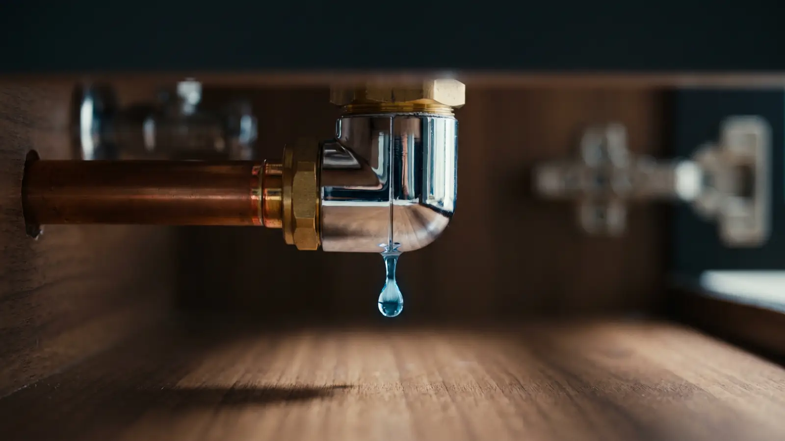 Raccord sanitaire en laiton et cuivre avec une goutte d’eau, gros plan